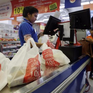 Οι τσάντες πολλαπλών χρήσεων κερδίζουν έδαφος στις αγορές των καταναλωτών έναντι της χρεώσιμης πλαστικής σακούλας