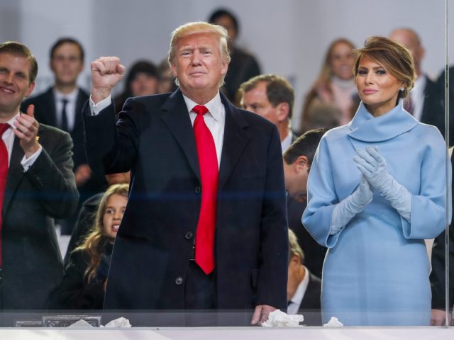 Πρώην κουνελάκι του Playboy υποστηρίζει πως ο Τραμπ της πρότεινε χρήματα έπειτα από σεξουαλική επαφή