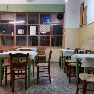 Της Ταβέρνας Το Ρολόι, Το Κοιτάμε, Μα Τίποτα Δε Μας Τρώει