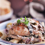 Κοτόπουλο, μπέικον, μανιτάρια και όλα αυτά πάνω σε πέννες με κρέμα γάλακτος. Δεν θα χορταίνετε [ΒΙΝΤΕΟ]