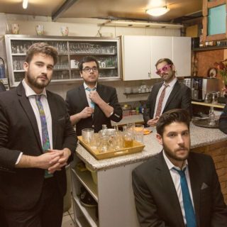 Οι Βιετνάμ φωνάζουν «Ηλία ριχ’ το» και σμπαραλιάζουν ό,τι βρουν στο διάβα τους