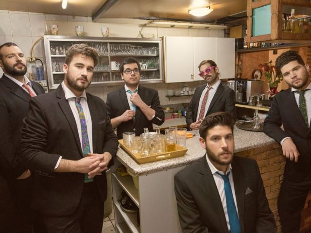 Οι Βιετνάμ φωνάζουν «Ηλία ριχ’ το» και σμπαραλιάζουν ό,τι βρουν στο διάβα τους