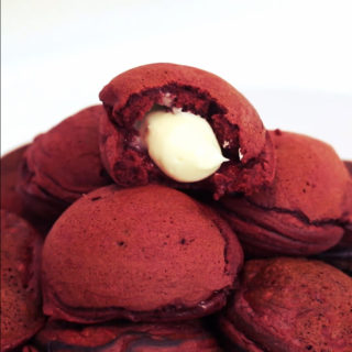 Ήρθε η ώρα να φάτε γεμιστές, βελούδινες, κόκκινες τηγανίτες [ΒΙΝΤΕΟ]