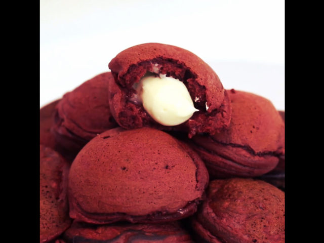 Ήρθε η ώρα να φάτε γεμιστές, βελούδινες, κόκκινες τηγανίτες [ΒΙΝΤΕΟ]