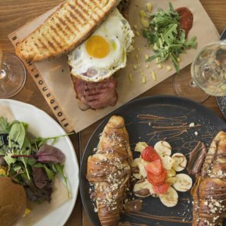 BoBo: Ένας ρινόκερος που ερωτεύτηκε το κρασί προσφέρει 180 ετικέτες στο Κουκάκι