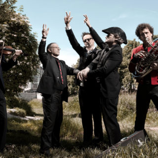 Όταν οι Dead Brothers γλίτωσαν το ξύλο από κάτι σκινάδες