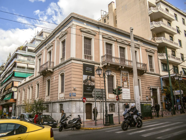 Στη γωνία Αγίου Κωνσταντίνου και Μενάνδρου, ένα νεοκλασικό κτίριο κρύβει θησαυρούς της χαρτογραφίας και του θεάτρου