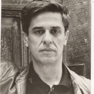 Hommage: Ένα θεατρικό ντοκιμαντέρ για τον Λευτέρη Βογιατζή που δεν πρέπει να χάσετε