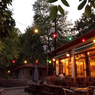 Πριν πάρεις φόρα για την κορυφή του Ολύμπου, κάνε μια στάση στο Ντίσκο Ρωμέικο