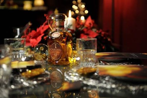 Το Cardhu μεταμορφώνεται σε οικοδεσπότη και υποδέχεται τα πιο ζεστά και φιλόξενα δείπνα