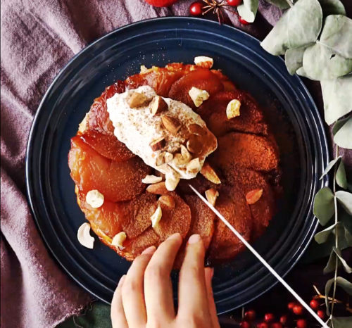 Μηλόπιτα με κανέλα και κρασί. Ένα κομμάτι δεν θα σας είναι αρκετό [ΒΙΝΤΕΟ]