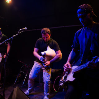 Γκάιντες, λύρες, νταούλια και ηλεκτρικές κιθάρες. Σαν να λέμε ΘΡΑΞ ΠΑΝΚC