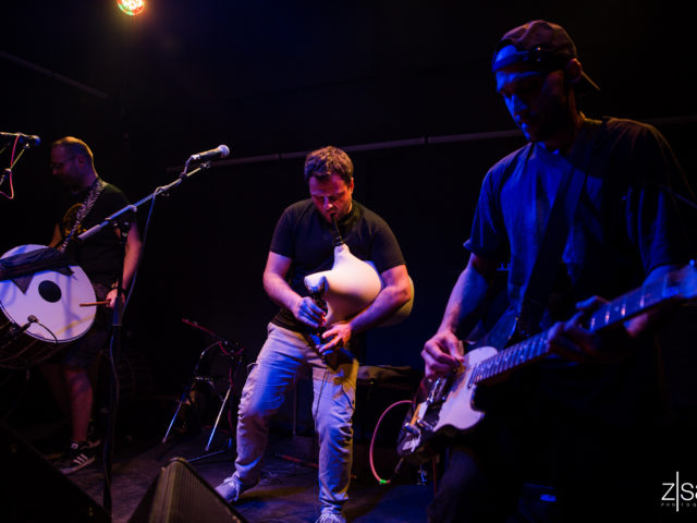 Γκάιντες, λύρες, νταούλια και ηλεκτρικές κιθάρες. Σαν να λέμε ΘΡΑΞ ΠΑΝΚC