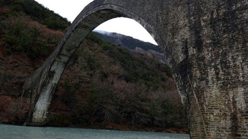 Το καλοκαίρι η αναστήλωση του Γεφυριού της Πλάκας