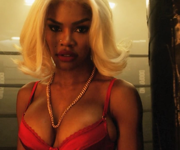 Η Teyana Taylor παίζει μποξ για την 22η ημέρα του Love Advent