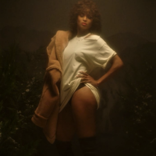 H 26η ημέρα του Love Advent ανήκει στην αισθησιακή Ciara