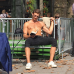 Σχεδόν γυμνοί άντρες διαβάζουν στο … instagram