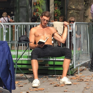 Σχεδόν γυμνοί άντρες διαβάζουν στο … instagram