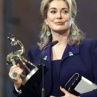 Συνεχίζονται οι αντιδράσεις για το άρθρο γυναικών, με την Κατρίν Ντενέβ να υπερασπίζεται την “ελευθερία” των ανδρών “να ενοχλούν”