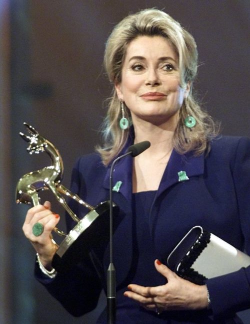 Συνεχίζονται οι αντιδράσεις για το άρθρο γυναικών, με την Κατρίν Ντενέβ να υπερασπίζεται την “ελευθερία” των ανδρών “να ενοχλούν”