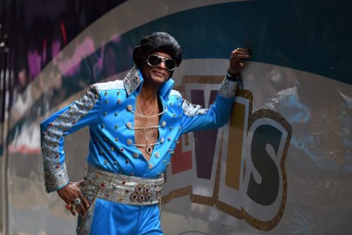 Ο Βασιλιάς Έλβις ζει και είναι σε τρένο στην Αυστραλία