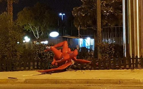 Άγνωστοι ρίξανε το άγαλμα του Phylax στο Παλαιό Φάληρο