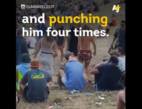 Ήταν τόπλες. Της έπιασε το στήθος. Του έχωσε μπουνιά.