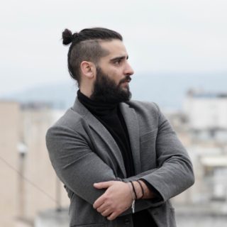 Ο Κωνσταντίνος Μπιμπής πρέπει να υποδύεται οχτώ ρόλους για ν’ ανέβει στο σανίδι