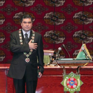 Ο πρόεδρος του Τουρκμενιστάν απαγόρευσε τα μαύρα αυτοκίνητα απλά και μόνο επειδή προτιμά τα λευκά