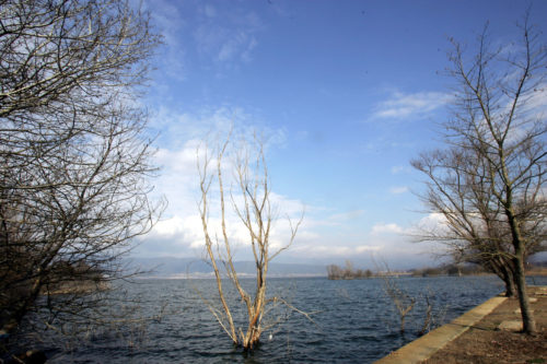 Συνεχίζονται οι έρευνες στη Μικρή Βόλβη για τον εντοπισμό των δύο αγνοούμενων ψαράδων