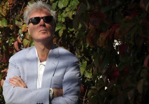 Ακούστε τον David Byrne να τραγουδάει το Heroes του David Bowie [ΒΙΝΤΕΟ]