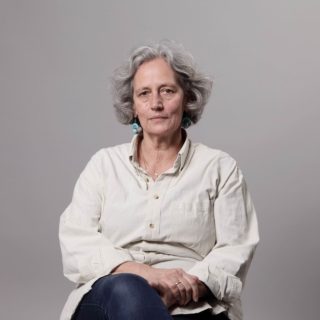 «Με έγδυσαν αστυνομικοί, με απείλησαν για “πρωκτικό και κολπικό” και, πριν λίγες μέρες, αθωώθηκαν»