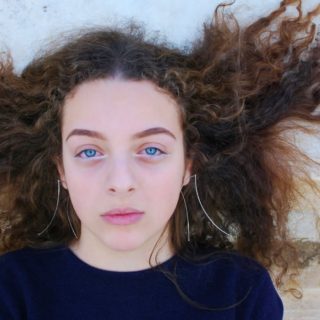 Η Virginia Tzioti σχεδιάζει σε γραμμές που απολαμβάνει να βλέπει πάνω στο σώμα μας