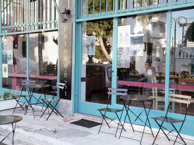 Μοτοκούζι: Πώς να μη συμπαθήσεις ένα συνεργατικό καφενείο που πήρε το όνομά του από τους Στέρεο Νόβα;