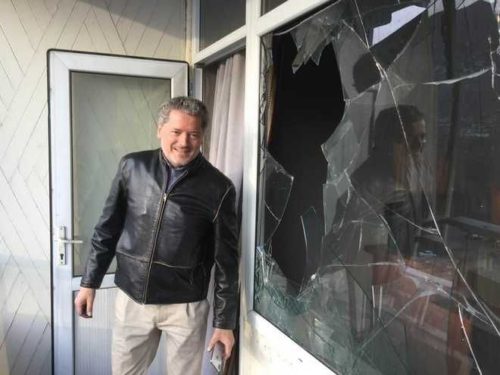 Συγκλονίζουν οι φωτογραφίες των Ελλήνων πιλότων από το ξενοδοχείο στην Καμπούλ