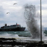 To Νήσος Χίος δεν μπορεί να εισέλθει στο λιμάνι της Μύρινας στη Λήμνο λόγω των ισχυρών ανέμων