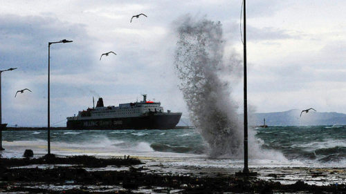 To Νήσος Χίος δεν μπορεί να εισέλθει στο λιμάνι της Μύρινας στη Λήμνο λόγω των ισχυρών ανέμων