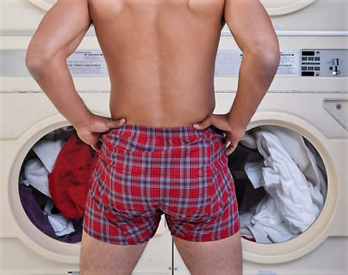 Σέξι αγόρια αναλαμβάνουν το νοικοκυριό και αναστατώνουν το Instagram