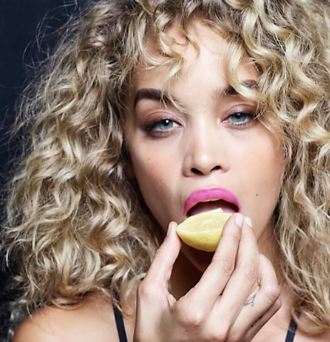 Το περιοδικό Love Magazine προκαλεί τα πιο σέξι supermodels να… γλείψουν λεμονάκια