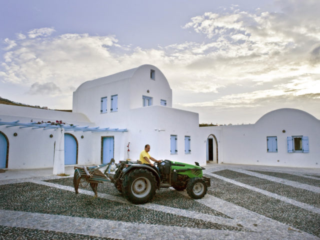 Nomikos Estate: Παραδοσιακά προϊόντα made in Santorini