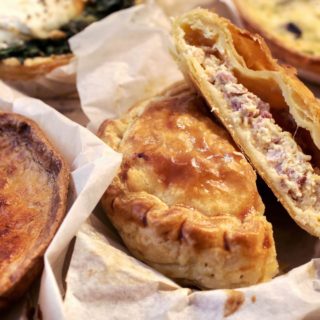 The Pie Shop: Ένα μικροσκοπικό μαγαζί στην οδό Βουλής ξέρει συνταγές απ’ όλο τον κόσμο και τις προσφέρει σε χειροποίητη ζύμη