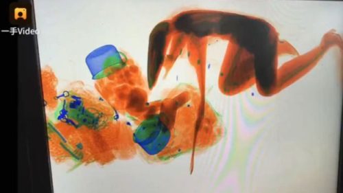 Κινέζα μπήκε μαζί με την τσάντα της στο μηχάνημα ελέγχου [BINTEO]