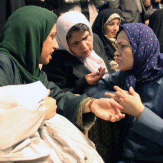 Ιράν: Τριάντα γυναίκες συνελήφθησαν επειδή έβγαλαν την μαντίλα τους σε δημόσιο χώρο