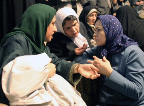 Ιράν: Τριάντα γυναίκες συνελήφθησαν επειδή έβγαλαν την μαντίλα τους σε δημόσιο χώρο