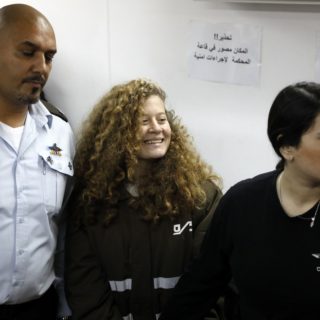 Ξεκίνησε κεκλεισμένων των θυρών η δίκη της 16χρονης Παλαιστίνιας ακτιβίστριας, Αχέντ Ταμίμι