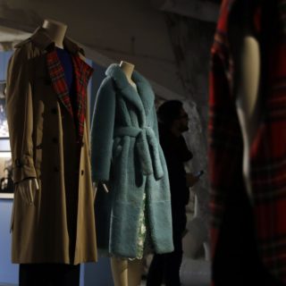 Ο Κρίστοφερ Μπέιλι αφιερώνει την τελευταία του συλλογή Burberry στα δικαιώματα κοινότητας ομοφυλοφίλων