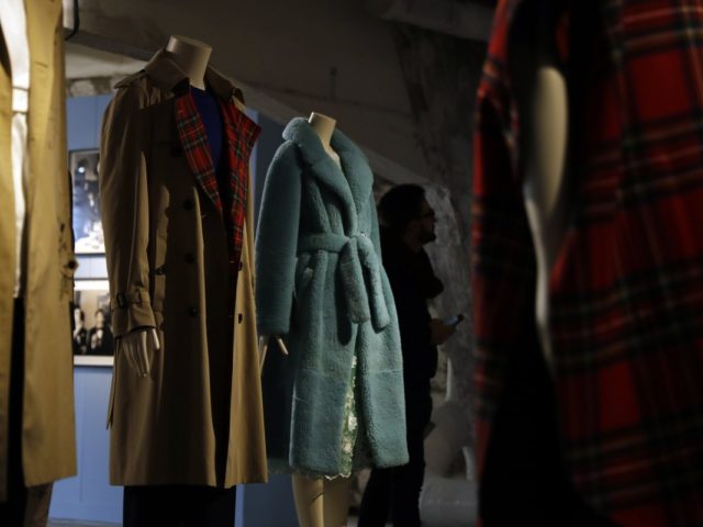 Ο Κρίστοφερ Μπέιλι αφιερώνει την τελευταία του συλλογή Burberry στα δικαιώματα κοινότητας ομοφυλοφίλων