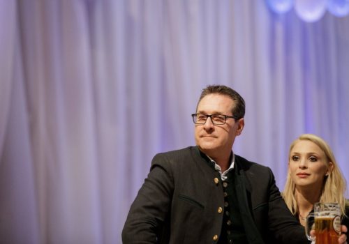 Αυστρία: Η δημόσια τηλεόραση κατέθεσε μήνυση εναντίον του αντικαγκελαρίου