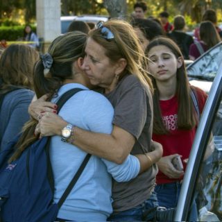 Το Χόλιγουντ αντιδρά στο Twitter μετά τους πυροβολισμούς σε σχολείο της Φλόριντα
