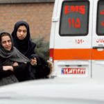 Ιράν: Στην πλάτη τους μετέφεραν οι διασώστες τα πτώματα των επιβαινόντων στο αεροσκάφος που συνετρίβη την Κυριακή